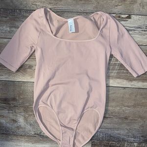 NIKIBIKI RIBBED SHORT SLEEVE BODYSUIT